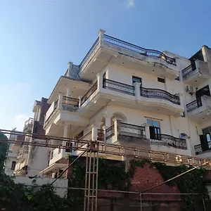  Homestay Varuna Palace-fully Vaccinated Staff